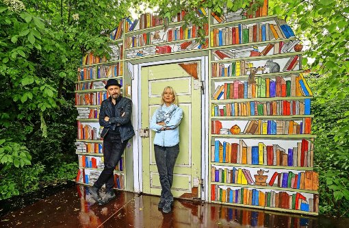 Christiane Wolff und Peter Kratz vor der Kulisse zu „Tintenherz“ Foto: factum/Weise