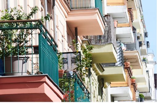 In der Corona-Krise verbringen viele Menschen ihre Freizeit auf dem Balkon oder der Terrasse – zum Beispiel mit Grillen. Wie oft ist das erlaubt? Foto: Annette Riedl/dpa