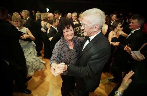 Ministerpräsident Winfried Kretschmann tanzt mit seiner Frau auf dem Presseball. Klicken Sie sich durch unsere Bildergalerie. Foto: Leif Piechowski