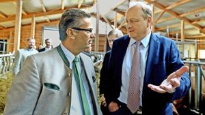 Minister Peter Hauk und Bauernverbandspräsident Joachim Rukwied bei einer Hofbesichtigung Foto: dpa