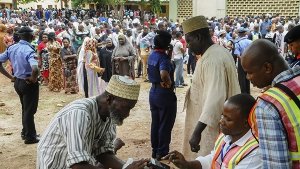 180 Millionen Nigerianer waren zum Urnengang aufgerufen. Alle fiebern nun dem Ergebnis entgegen der Wahl entgegen. Foto: EPA