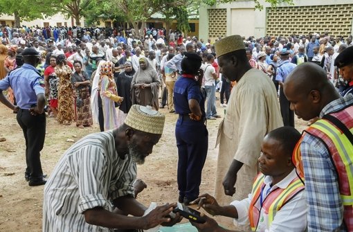 180 Millionen Nigerianer waren zum Urnengang aufgerufen. Alle fiebern nun dem Ergebnis entgegen der Wahl entgegen. Foto: EPA