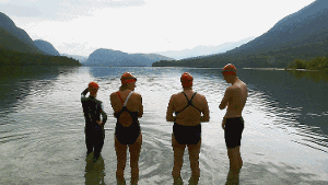 Keine Angst vor dem kühlen Nass: Gleich geht’s los mit dem Schwimmprogramm im Bleder See. Foto: Tschepe