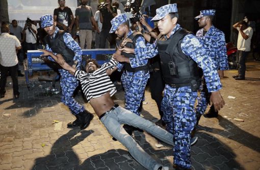 Polizisten verhaften einen Demonstranten in Malé Foto: AP