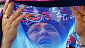 Eine muslimische Frau widmet sich im indischen Kaschmir dem Gebet. Foto: AP