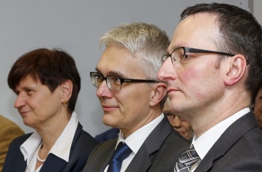 Das Bild zeigt die Kandidaten Gabriele Dönig-Poppensieker und Christoph Traub (rechts) zusammen mit dem Vorsitzenden des Wahlausschusses, Andreas Koch Foto: Krämer
