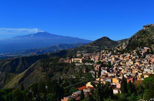 Das idyllische sizilianische Bergstädtchen Taormina lockt normalerweise jedes Jahr mehr als eine Million Besucher an. Doch der G7-Gipfel stoppt derzeit die Touristen. Foto: Sicily Tourism
