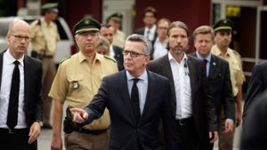 Bundesinnenminister Thomas De Maizière besucht am Samstag den Tatort des Amoklaufs in München. Foto: Getty