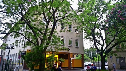 Das Postgebäude in Untertürkheim soll offenbar an den Lebensmittel-Discounter Aldi verkauft werden. Foto: Caroline Leibfritz