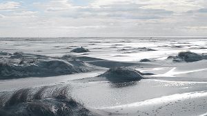 Unendliche Weiten: Wenn die Sonne an der winterlichen Nordsee durchbricht, gleißen Wasser und Dünen wie geschmolzenes Silber. Foto: Oliver Abraham