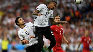 Mats Hummels ist wieder im Spiel und Jerôme Boateng kämpft im Spiel gegen Polen um den Ball. Unsere Einzelkritik gibt es auf den folgenden Bildern. Foto: AFP