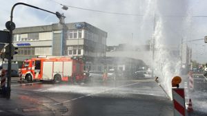Eine meterhohe Wasserfontäne hat am Freitagmorgen die Straßen in Stuttgart-Feuerbach geflutet. Foto: 7aktuell.de/Adomat