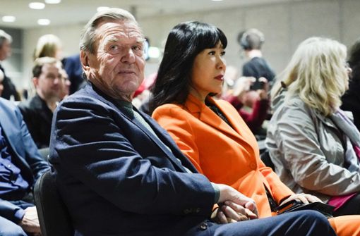 Zuletzt sorgte Schröder für Aufregung, als er zusammen mit seiner Frau Soyeon Schröder-Kim beim Empfang der russischen Botschaft  auftauchte (Archivfoto). Foto: dpa/Uwe Anspach