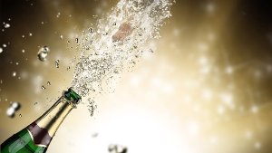 Der Korken einer Champagnerflasche trifft einen Autofahrer am Kopf. Dieser rutscht von der Bremse und baut einen Unfall. (Symbolbild) Foto: Kesu/Shutterstock