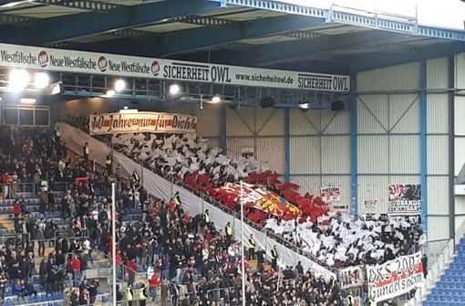 Die Fans des VfB Stuttgart zeigen diese Choreografie vor dem Spiel bei Arminia Bielefeld Foto: dip