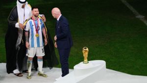 DohaDass Argentiniens Kapitän Lionel Messi bei der Siegerehrung nach dem WM-Finale ein traditionelles Gewand der arabischen Welt trug, löste bei vielen Betrachtern Unverständnis aus. Foto: dpa/Robert Michael