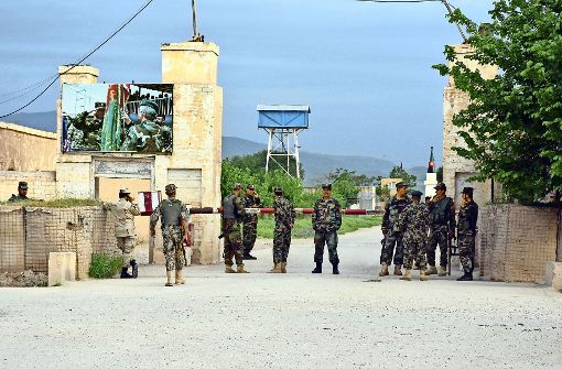 Afghanische Soldaten bewachen das Militärlager bei Masar-i-Scharif nach dem Anschlag. Foto: AP