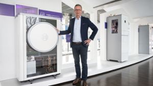 Bosch Thermotechnik hat im Jahr 2022 einen Rekordumsatz verzeichnet. Im Bild: Spartenchef Jan Brockmann in einem Ausstellungsraum neben einer Wärmepumpe. Foto: dpa/Marijan Murat
