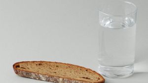 Weniger ist mehr: Wasser und Brot statt Schokolade, Wein und Leckereien. Foto: dpa