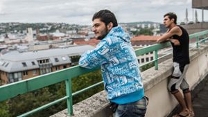 Mahmut (links) und Majid aus Damaskus in Syrien stehen in Stuttgart auf der Terrasse des Martinus-Haus. Wirtschaftslenker im Südwesten sprechen sich für mehr Engagement von Unternehmen in der Flüchtlingskrise aus. Eine Umfrage unserer Zeitung zeigt: Sie sehen in der derzeitigen Lage große Chancen. Klicken Sie sich durch die Bildergalerie. Foto: dpa