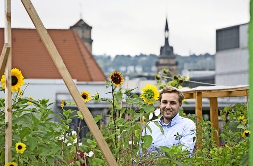 Alexander Schmid ist im Stadtplanungsamt der Mann fürs Grüne – und die Zuschüsse. Das Foto entstand auf dem Züblin-Parkhaus. Foto: Michael Steinert