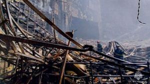 Die Halle wurde bei dem Angriff in Brand gesetzt und stark beschädigt. Foto: IMAGO/Russian Emergencies Ministry