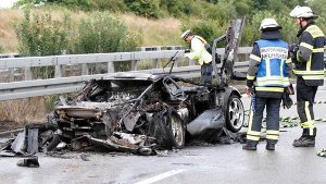 Am Samstagabend verliert ein 48-jähriger Autofahrer auf der A8 bei Neuhausen die Kontrolle über seinen Lamborghini und kracht in einen Erdwall. Der Mann und seine 45-jährige Beifahrerin sterben noch an der Unfallstelle. Foto: 7aktuell.de | Daniel Jüptner