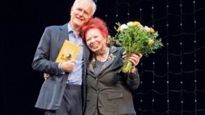 Wirtin Laura Halding-Hoppenheit mit Harald Schmidt auf der Bühne des Schauspielhauses. Sie bekam Blumen, er von ihr das Buch „Das gibt es nur in Stuttgart“. Foto: Andreas Engelhard