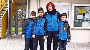 Sunia Maiwald umgeben von ihren Schützlingen aus dem Asylheim und ihrem Sohn (rechts). Er hat sich mit den syrischen Kindern angefreundet. Foto: Cedric Rehman