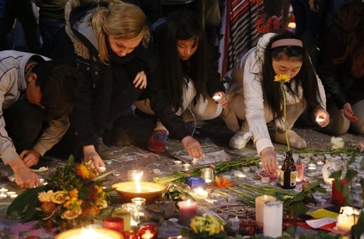 In Gedenken an die Terroropfer zünden Menschen in Brüssel Kerzen an. Foto: dpa