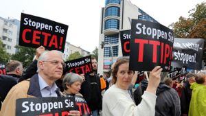 Protest mit Wirkung: Demonstranten wehren sich vor der SPD-Parteizentrale in Berlin anlässlich eines kleinen Parteitags gegen TTIP und Ceta. Foto: dpa