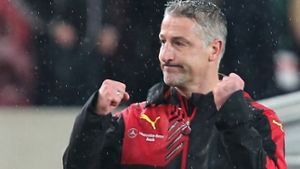 Von wegen im Regen stehen: VfB-Interimscoach Jürgen Kramny könnte als Cheftrainer jubeln Foto: Baumann