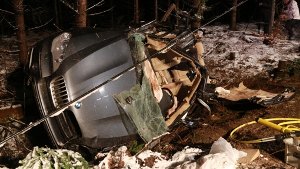 Auf schneebedeckter Straße sind bei Neresheim zwei Männer mit einem Auto gegen mehrere Bäume geprallt und dabei ums Leben gekommen. Foto: dpa