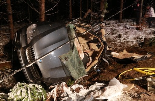 Auf schneebedeckter Straße sind bei Neresheim zwei Männer mit einem Auto gegen mehrere Bäume geprallt und dabei ums Leben gekommen. Foto: dpa