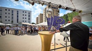 Bürgermeister  Hahn ist stolz auf den neuen Europaplatz im Fasanenhof Foto: Heiss/Lichtgut