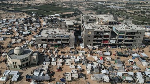 Ein Luftbild zeigt vertriebene Palästinenser in Rafah. Nach den Worten eines ranghohen Ministers wird Israels Armee die geplante Militäroffensive durchführen, selbst wenn dies zu einem Zerwürfnis mit den USA führt. Foto: Mohammed Talatene/dpa