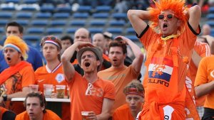 Niederländische Fans fiebern beim Spiel gegen Dänemark mit. Im Spiel gegen die deutsche Mannschaft am Mittwoch droht Oranje bereits das EM-Aus. Foto: dpa