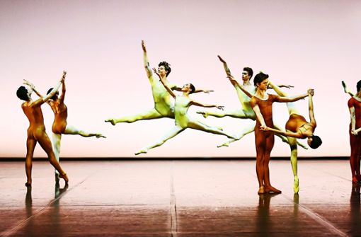 Zum Ende des Schuljahres hoch hinaus: Cranko-Schüler tanzen im Stuttgarter Opernhaus „Air“ von Uwe Scholz. Foto: Stuttgarter Ballett