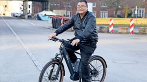 Wandaa-Chef Ke Wang dreht eine kleine Runde auf dem Rad mit der speziellen Antriebstechnologie. Foto: Avanti/Ralf Poller