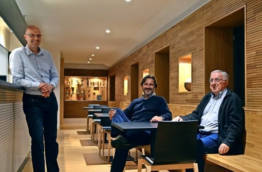 Joachim Knittweis, Matthias Schneider und Reinhard Sinz (von links)   vom Vorstandsteam des TSV Heumaden sind  begeistert von der neuen Optik des Vereinsheims Foto: privat