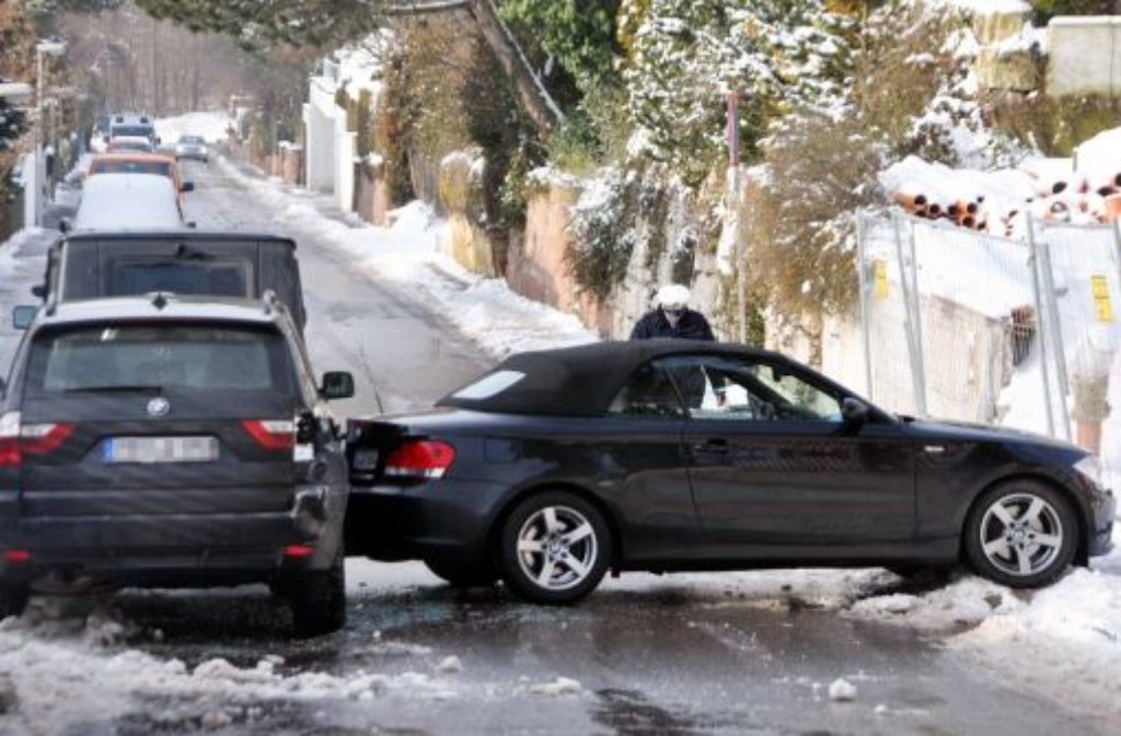 Bei einem Glatteisunfall hat sich in Stuttgart-Frauenkopf ein Auto auf einer Nebenstraße verkeilt.