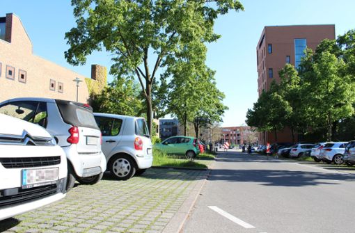 Das Bild zeigt die Gerhard-Koch-Straße im Scharnhauser Park mit Blickrichtung Ortszentrum. Auf den öffentlichen Parkplätzen wurden in den vergangenen Monaten häufiger Autokennzeichen gestohlen. Foto: /Foto: Caroline Holowiecki
