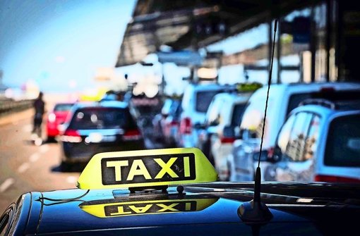 Das Taxi steht schon an der Haltestelle bereit. Foto: Lichtgut/Achim Zweygarth