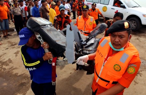 Indonesische Suchmannschaften versuchen bisher vergeblich das Wrack der abgestürzten AirAsia-Maschine zu heben. Foto: dpa