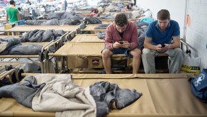 Auf Feldbetten schlafen die Flüchtlinge, die in der Stuttgarter Schleyerhalle untergebracht sind. Die Bildergalerie zeigt Fotos vom Einzug der Flüchtlinge am 15. August. Foto: dpa