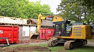 Bis Ende kommender Woche soll das alte Gemeindehaus komplett abgerissen sein. Foto: Bernd Zeyer