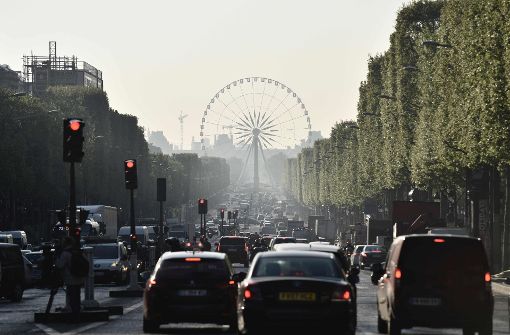 Nach dem Angriff in Paris geht auf der Champs-Élysées alles scheinbar wieder seinen gewohnten Gang. Am Tag nach dem Angriff hat die Polizei weitere Personen vernommen. Foto: AFP