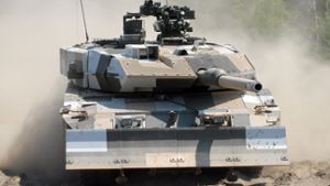 Der Kampfpanzer vom Typ Leopard 2 fährt auf einem Testgelände. Foto: dpa