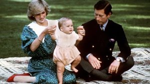 Es ist ein Junge! Am 21. Juni 1982 kommt Thronfolger William Arthur Philip Louis Mountbatten-Windsor, Sohn von Prinzessin Diana und Kronprinz Charles, zur Welt. Diana wird später sagen, ob des ganzen Medienrummels sei ihr gewesen, als läge ganz England mit in den Wehen. Foto: dpa