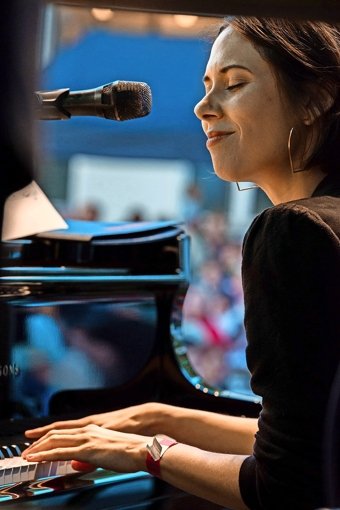 Olivia Trummer lernte das Klavierspielen, bevor sie Noten lesen konnte. Sie hat sich der klassischen Musik und dem Jazz verschrieben.. Foto: Philip Artus